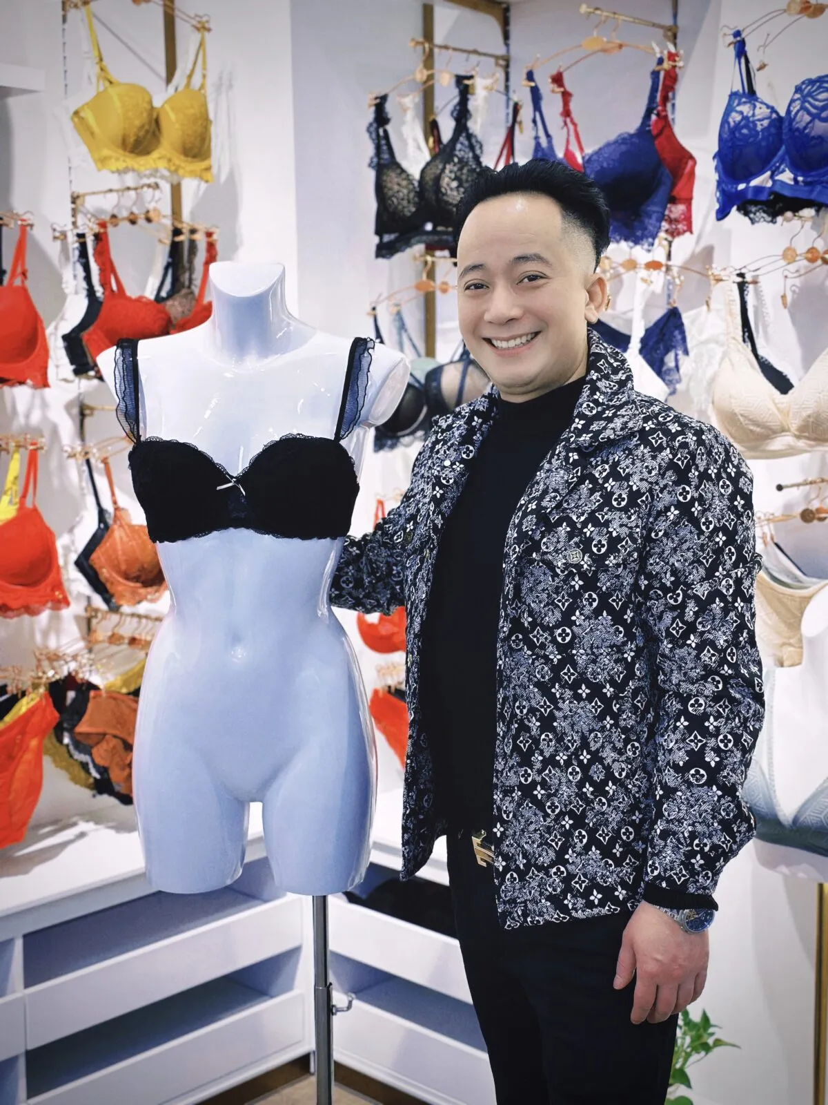 Производственная линия фабрики AiLei в Китае / AiLei lingerie factory production line in China